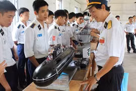 Soi mô hình tàu ngầm Kilo 636 của Học viện Hải quân