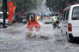 Hà Nội đang mưa lớn, có thể ngập lụt nhiều nơi