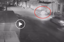 Video: Đi bộ trong đêm, hai người phụ nữ bị xe ô tô tông văng xa vài mét