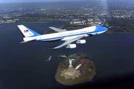 Không lực Một của ông Trump tốn 2,4 triệu USD để bay đến Việt Nam