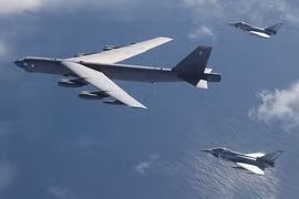 Sợ máy bay Nga, Anh "mượn" B-52 Mỹ cho tiêm kích Typhoon... tập tiếp cận