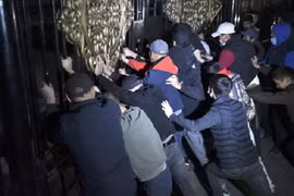 Kyrgyzstan: Người biểu tình lao vào tù phóng thích cựu tổng thống