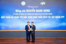 Bộ trưởng Nguyễn Mạnh Hùng: 'FPT hãy dùng công nghệ để biến Việt Nam hóa rồng, hóa hổ' 