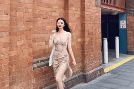 Phụ huynh cực phẩm, nhìn sang con gái nhan sắc hơn người