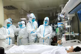 Video: Xúc động nhân viên y tế cổ vũ tinh thần bệnh nhân nhiễm virus corona