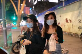 Giới trẻ TP.HCM uống cà phê, trà sữa "yên xe"
