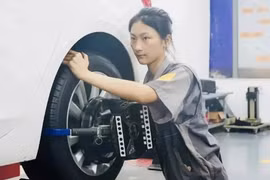 Cô gái đi học sửa chữa ô tô, nhiều năm sau ai cũng bất ngờ
