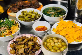 Vợ Hồng Đăng khoe bữa cơm "cây nhà lá vườn" khiến fan xúc động
