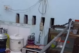 Video: Tá hoả phát hiện rắn cặp nia dài hơn 1m chui vào bếp