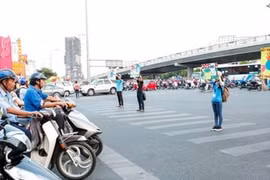 Tắt máy xe khi dừng đèn đỏ là lợi hay hại?