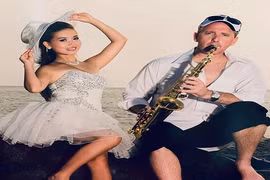 Gặp kỹ sư Mỹ khi đang bưng bê, 4 năm sau có chồng Tây