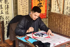 Nam sinh gây chú ý khi làm thầy đồ ở sân trường