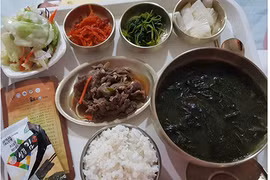 Hội chị em xôn xao mâm cơm cữ của mẹ trẻ với nhiều món lạ
