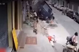 Video: Mất lái, xe tải leo vỉa hè, suýt đâm người qua đường