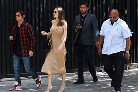 Angelina Jolie dạo phố cùng Pax Thiên sau vụ kiện với Brad Pitt
