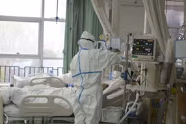 Video: Bác sĩ Vũ Hán nói về công việc 'cận kề cửa tử' khi điều trị Covid-19