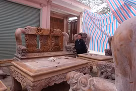 Chiêm ngưỡng bộ bàn ghế khủng hàng trăm triệu của đại gia phố Núi