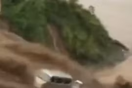 Video: Lũ quét cuốn trôi ôtô xuống sông ở Trung Quốc