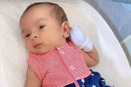 Không còn quấn khăn tã, con gái Võ Hạ Trâm "lên đồ" cực yêu!