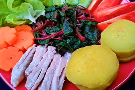 Món salad thịt heo rau củ ăn nhẹ nhàng lại đủ chất