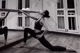 Cô giáo dạy pilates nổi tiếng đa tài