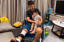 Hùng Dũng được bà xã giúp tập vật lý trị liệu tại nhà