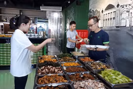 Cơm bụi, bún đậu càng ế càng đắt, đồng loạt tăng giá