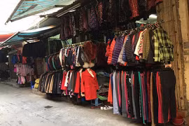Những khu chợ cho chị em săn hàng thùng vì đồ chất lại rẻ