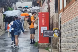 "Làng sống ảo" giữa Seoul bị kiểm soát vì quá tải