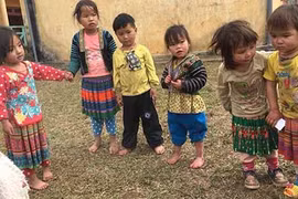 Xót lòng trẻ vùng cao áo cộc chân trần trong rét cắt da
