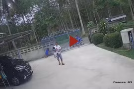 Video: Cảnh bé gái 3 tuổi bị cánh cửa sắt đổ ập lên người