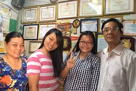 Nước mắt người mẹ lao công có con nhận học bổng Harvard 7 tỉ
