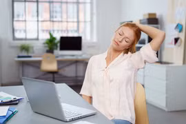 Bỏ túi bài tập đơn giản giúp giảm đau lưng cho chị em công sở