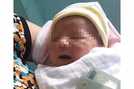 Hoảng hốt bé gái sơ sinh bị bỏ rơi gần chùa
