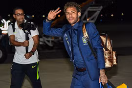 Video: Neymar đẹp như tài tử, cùng Brazil đặt chân đến Nga