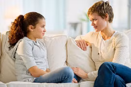 Biết con yêu sớm, bố mẹ thường có phản ứng áp đặt thế này