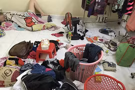 Ảnh của cô gái vô tư ngủ giữa "bãi rác" khiến dân mạng choáng váng
