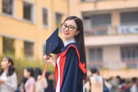 “Chị ong vàng” Thúy Quỳnh bị trai lạ “gạ” bán ảnh khỏa thân giá 800 triệu