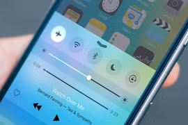 Vì sao bạn phải bật chế độ Airplane Mode khi lên máy bay?