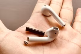 Thay pin cho tai nghe AirPods giá từ 350.000 đồng ở Việt Nam