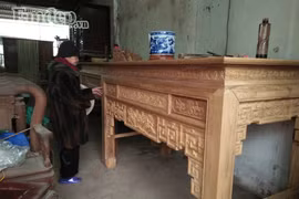 "Thượng đế" xếp hàng mang đồ gỗ đi "đánh son phấn" ngày sát Tết