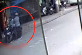 Video: Hà Nội: Táo tợn giật phăng túi nhẫn từ tay chủ tiệm vàng