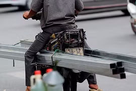 Tập đoàn "xe xác ướp" chở tôn dọc ngang trên phố Hà Nội