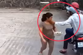 Video: Áp sát người phụ nữ đi bộ, táo tợn giật phăng dây chuyền
