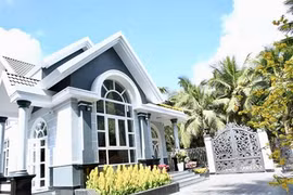 Ngắm biệt thự trắng triệu đô của Đoàn Minh Tài tại quê nhà