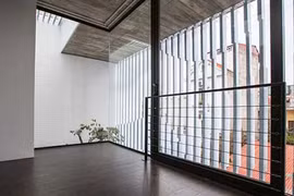Độc đáo ngôi nhà ở Tây Hồ có mặt tiền như vỉ nướng