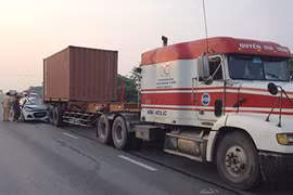 Taxi đâm đuôi xe container, 3 người thương vong