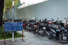 Những bãi giữ xe đứng tên cơ quan Nhà nước ở vỉa hè quận 1