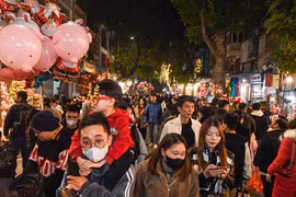 Hà Nội: Người dân chen nhau chụp ảnh, phố Hàng Mã ùn tắc kéo dài