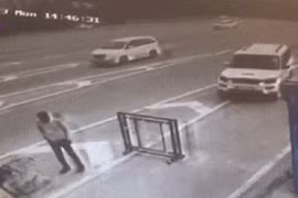 Video: Ô tô mất lái, tông bay nhân viên trạm thu phí